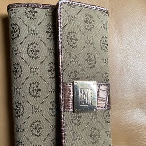Liz Claiborne - Ladies Wallet